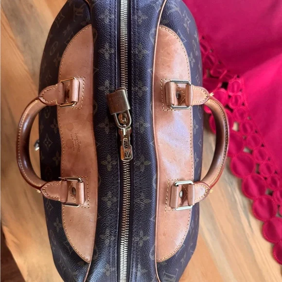 Louis Vuitton Vintage Brown Monogram Bag would make an amazing gym bag! - Picture 3 of 10